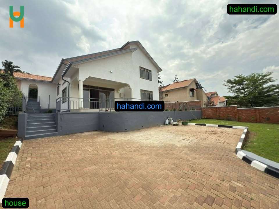 Unfurnished 3 bedrooms house for rent
